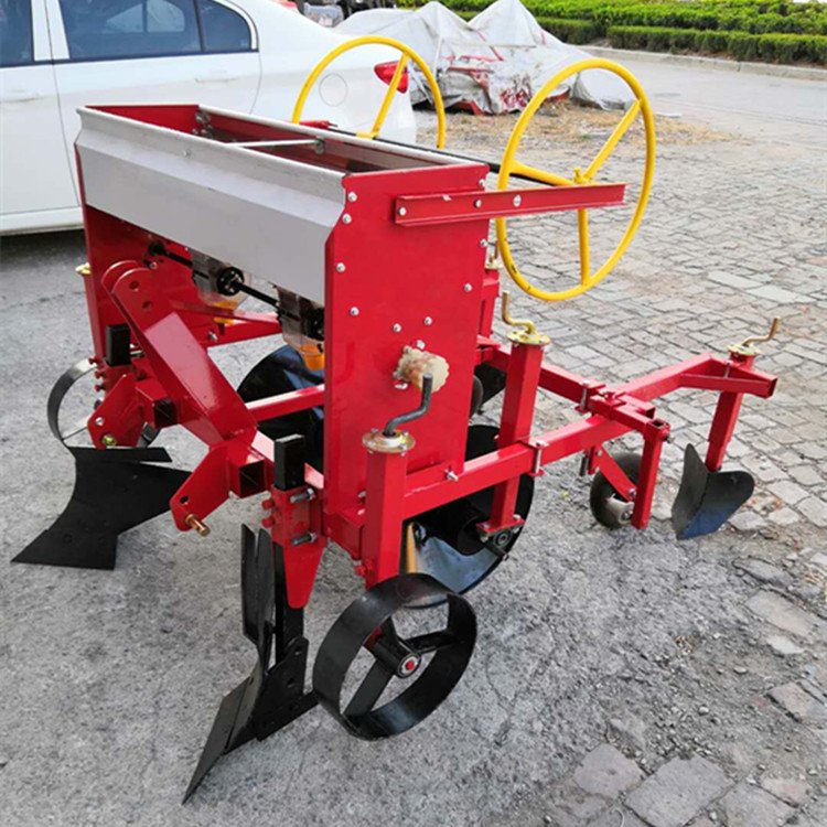 2ql-50系列起垄覆膜机，拖拉机带的单垄红薯起垄施肥覆膜铺滴灌带一体机的生产厂家